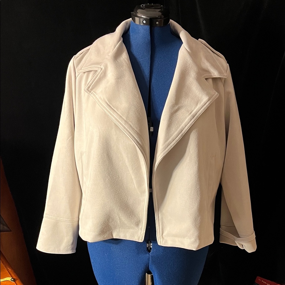Great looking Philosophy Cream Women's Blazer
Faux suede. Size 1X